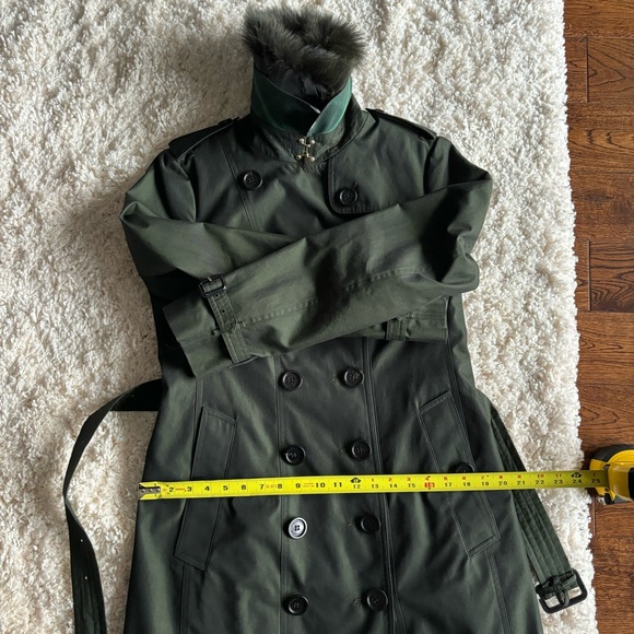 Burberry Sandringham Trench coat with removable fur collar in dark olive green - Picture 17 of 17